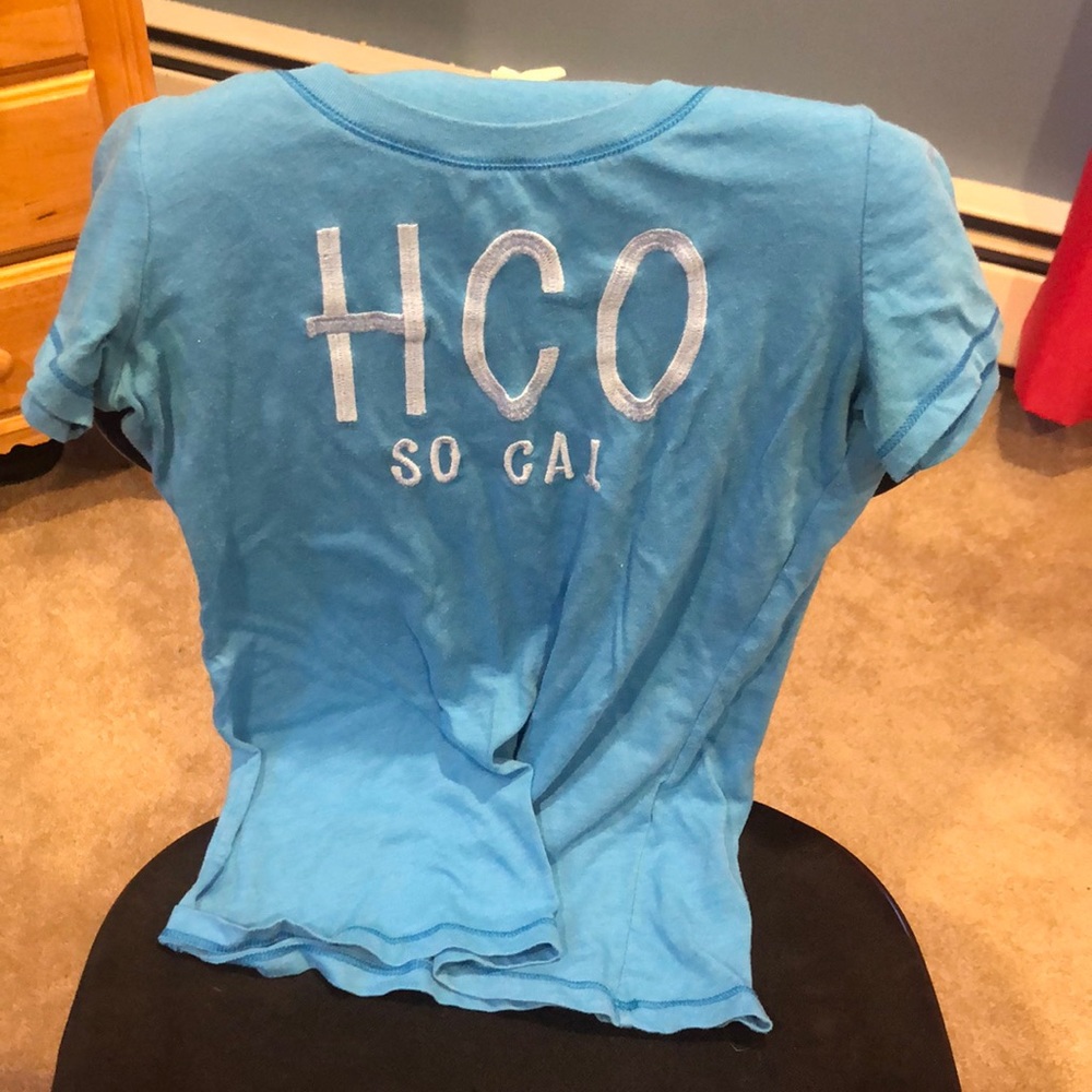 WOMEN’S HOLLISTER TEE SHIRT